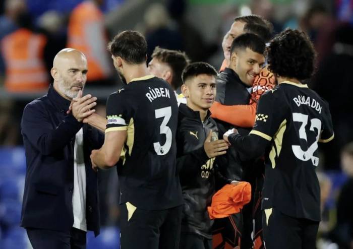 HLV Enzo Maresca (ngoài cùng bên trái) bắt tay Ruben Dias sau trận Man City thắng Crystal Palace 4-1 ở vòng hai Ngoại hạng Anh, trên sân Selhurst Park, London ngày 28/8/2026. Ảnh: Reuters