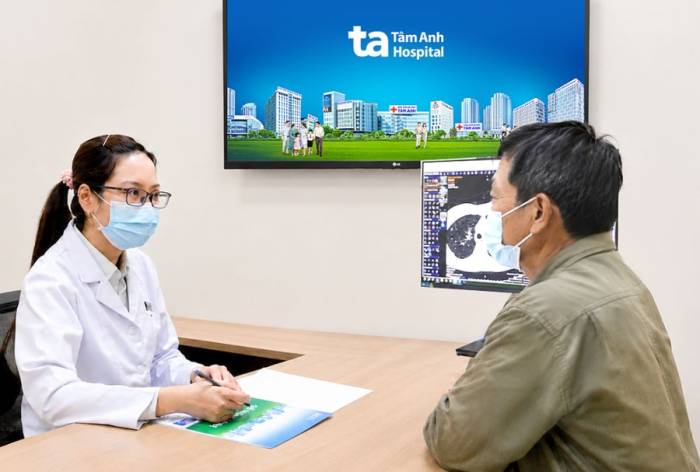 Bác sĩ Thùy tư vấn cho người bệnh về tình trạng u nấm phổi. Ảnh: Bệnh viện Đa khoa Tâm Anh