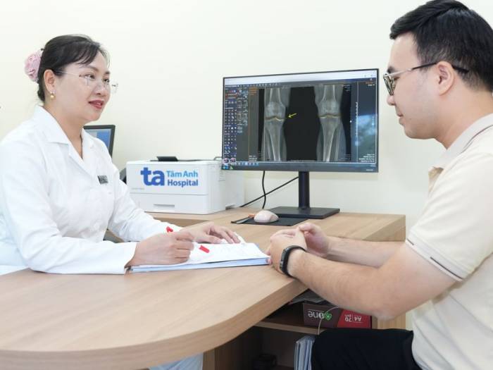 Bác sĩ tư vấn cho người bệnh thoái hóa khớp gối. Ảnh minh họa: Bệnh viện Đa khoa Tâm Anh