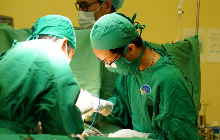 Các bác sĩ phẫu thuật cho bệnh nhân. Ảnh: Bệnh viện cung cấp