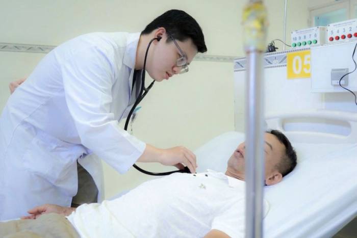 Bác sĩ thăm khám cho người bệnh. Ảnh: Bệnh viện cung cấp