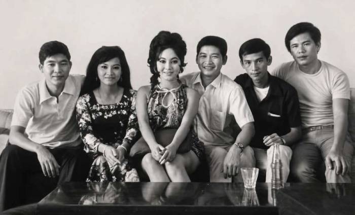 Bạch Lan Thanh (thứ hai từ trái sang) và Thẩm Thúy Hằng (thứ ba từ trái sang) cùng đoàn phim Sóng tình. Ảnh: Gia đình nghệ sĩ cung cấp