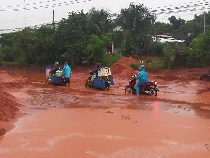 Cát đỏ tràn xuống đường ĐT715 nối QL1-Mũi Né, xã Hàm Thuận. Ảnh: Phan Lý