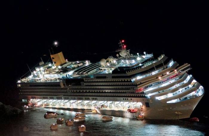 Tàu Costa Concordia bị nghiêng về bên phải sau va chạm. Ảnh: Vanity Fair