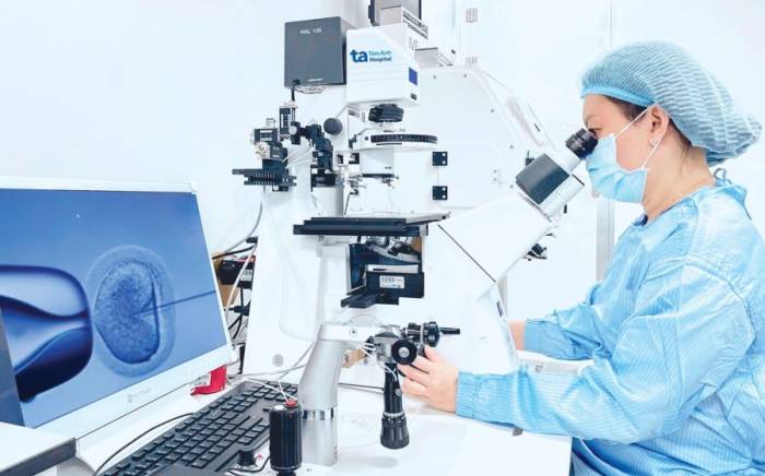 ThS Nguyễn Ngọc Quỳnh thực hiện kỹ thuật tiêm tinh trùng vào bào tương noãn dưới kính hiển vi đảo ngược phóng đại 200 lần. Ảnh: Bệnh viện Đa khoa Tâm Anh