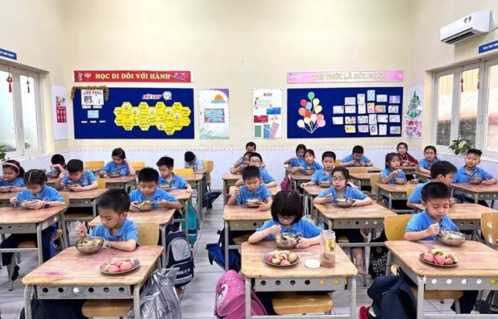 Học sinh trường Tiểu học Đinh Tiên Hoàng, phường Tân Định, trong giờ ăn trưa, tháng 10/2023. Ảnh: Lệ Nguyễn