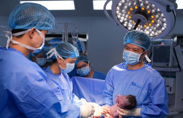 Bác sĩ Vinh (ngoài cùng bên phải) mổ lấy thai cho sản phụ. Ảnh: Bệnh viện Đa khoa Tâm Anh