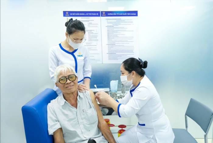 Điều dưỡng trung tâm VNVC Võ Văn Kiệt tiêm vaccine ngừa cúm cho người cao tuổi. Ảnh: Mộc Thảo