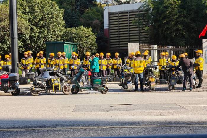 Tài xế giao đồ ăn Meituan tại Thượng Hải, Trung Quốc ngày 14/1/ 2024. Ảnh: AFP