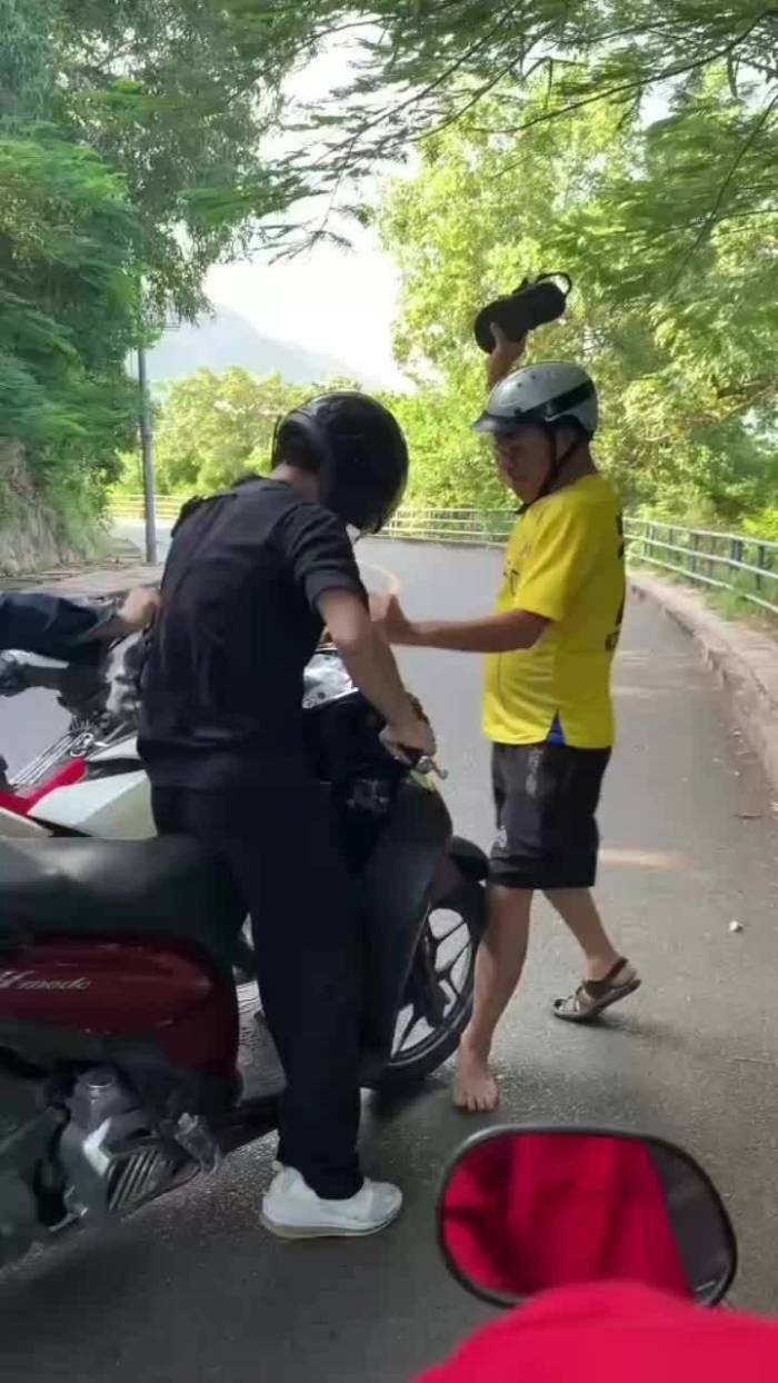 Người đàn ông cầm dép, nón bảo hiểm đánh người tới tấp ở Vũng Tàu