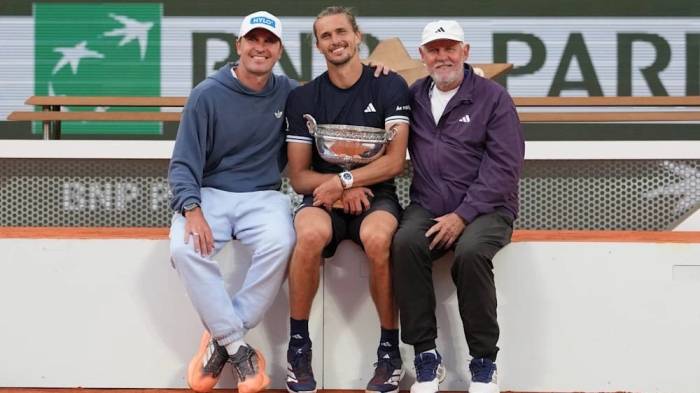 Alexander Zverev (giữa) chụp ảnh cùng anh trai Mischa (trái) và bố Alexander Zverev Sr. sau khi thắng Flavio Cobolli ở chung kết Roland Garros, tại Paris, Pháp ngày 7/6/2026. Ảnh: Reuters