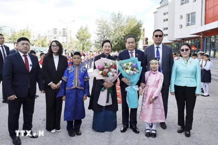 Chủ tịch Quốc hội Trần Thanh Mẫn và phu nhân chụp ảnh cùng lãnh đạo và học sinh nhà trường. Ảnh: TTXVN