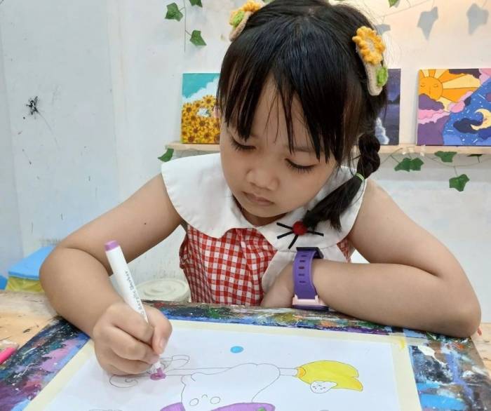 Vẽ tranh giúp trẻ phát triển trí tưởng tượng. Ảnh: Kim Uyên