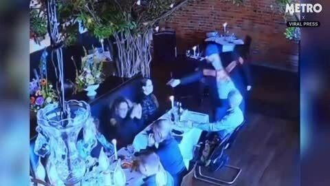 Nhân viên nhà hàng quật ngã luật sư chĩa súng vào vợ cũ