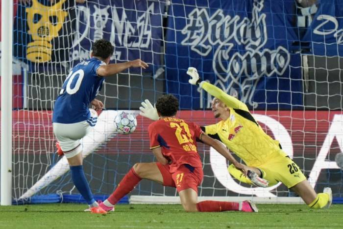 Martin Baturina (áo xanh) dứt điểm ghi bàn mở tỷ số trong trận Como thắng Leipzig 4-1 trên sân Giuseppe Sinigaglia, Como, Italy ngày 10/9/2026. Ảnh: AP