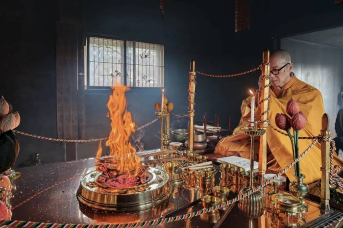 Trụ trì Hironori Yoneta chùa Kongo-ji thực hiện nghi thức cầu nguyện (thị trấn Urausu, Hokkaido). Ảnh: Kongo-ji