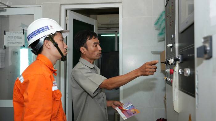 Công ty Điện lực Vũng Tàu phối hợp khách hàng kiểm tra hệ thống điện trước mùa mưa bão. Ảnh: EVNHCMC