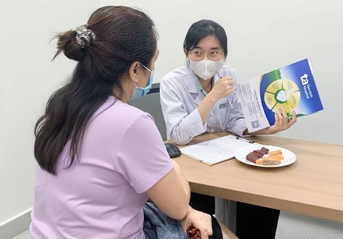 Bác sĩ Thảo tư vấn chế độ ăn khoa học, lành mạnh cho người bệnh. Ảnh minh họa: Bệnh viện Đa khoa Tâm Anh