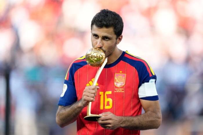 Rodri của Tây Ban Nha tạo dáng cùng danh hiệu Cầu thủ hay nhất giải sau trận chung kết World Cup 2026 gặp Argentina trên sân MetLife ở East Rutherford, bang New Jersey, gần New York, Mỹ, ngày 19/7/2026. Ảnh: AP
