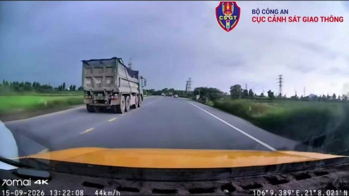 Vượt xe xong trở về làn không xi-nhan, tài xế bị phạt 5 triệu đồng