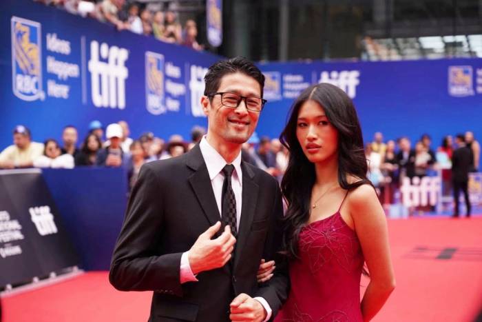 Johnny Trí Nguyễn và con gái trên thảm đỏ Liên hoan phim quốc tế Toronto. Anh làm đạo diễn hành động cho Hộ linh tráng sĩ và đóng một vai phụ. Ảnh: Đoàn phim cung cấp