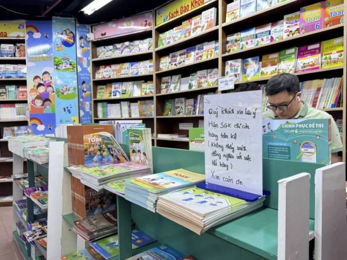 Người dân tìm mua sách giáo khoa cho con tại Hà Nội, hôm 10/9. Ảnh: Phạm Nga