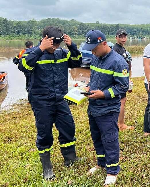 Lực lượng triển khai tìm kiếm nạn nhân sáng nay. Ảnh: Thái Hà