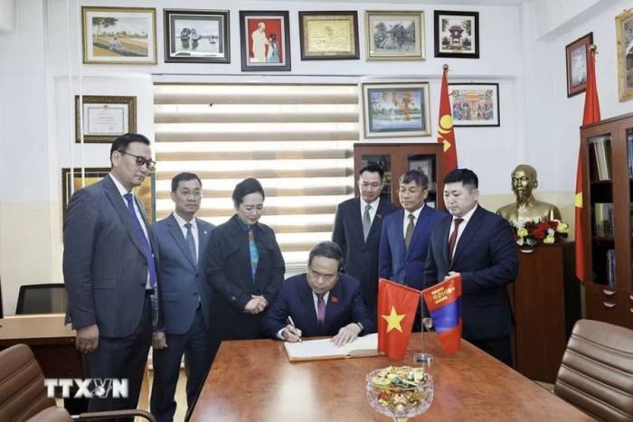 Chủ tịch Quốc hội Trần Thanh Mẫn ký sổ lưu niệm tại trường. Ảnh: TTXVN