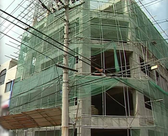 Thi thể nạn nhân được phát hiện dưới tầng hầm tòa nhà đang xây dựng. Ảnh: SBS
