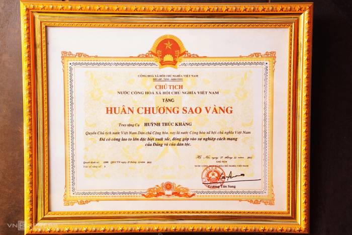 Tháng 12/2012, Chủ tịch nước Trương Tấn Sang đã truy tặng Huân chương Sao Vàng cho quyền Chủ tịch nước Huỳnh Thúc Kháng. Ảnh: Nguyễn Đông