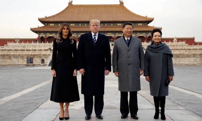 Tổng thống Mỹ Donald Trump và phu nhân Melania (trái) thăm Tử Cấm Thành cùng Chủ tịch Trung Quốc Tập Cận Bình và phu nhân Bành Lệ Viện hồi tháng 11/2017. Ảnh: Reuters