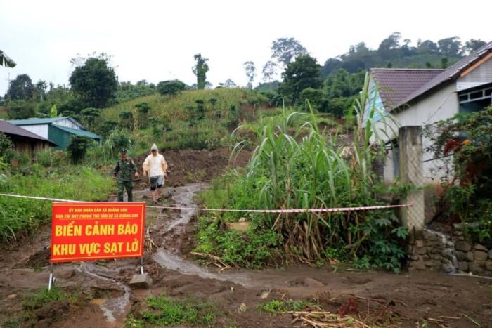 Biển cảnh báo trong khu vực sạt lở. Ảnh: Chi Yêng