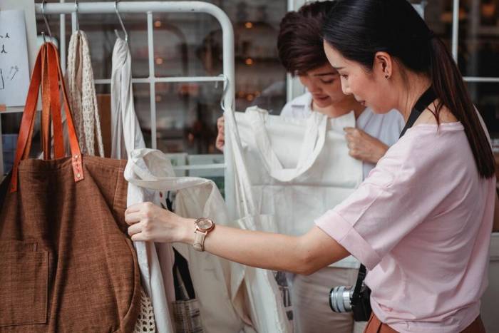 Người tiêu dùng lựa chọn túi vải tái sử dụng nhiều lần. Ảnh: Pexels