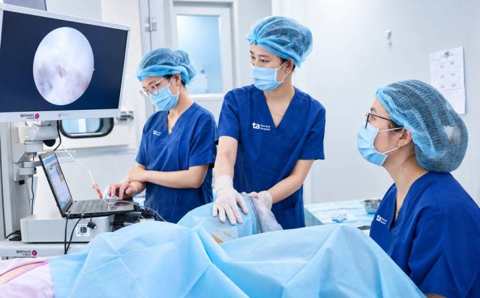ThS.BS Trần Ngọc Hà Giang (bìa phải) nội soi buồng tử cung kiểm tra nguyên nhân hiếm muộn cho chị Uyên. Ảnh: IVF Tâm Anh