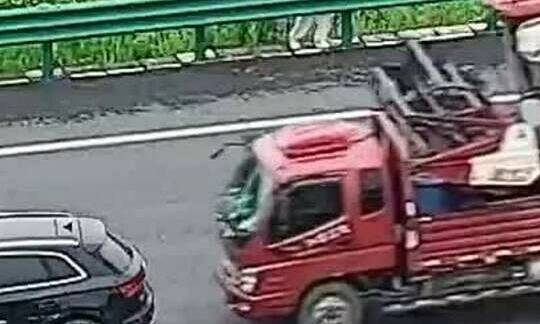 Cảnh sát hét qua điện thoại cứu cả gia đình hỏng xe trên cao tốc