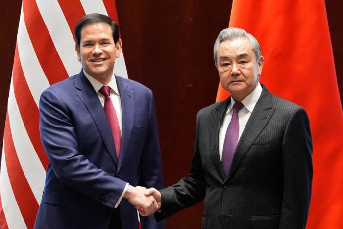 Ngoại trưởng Mỹ Marco Rubio (trái) bắt tay Ngoại trưởng Trung Quốc Vương Nghị tại Munich hôm 12/2. Ảnh: AFP