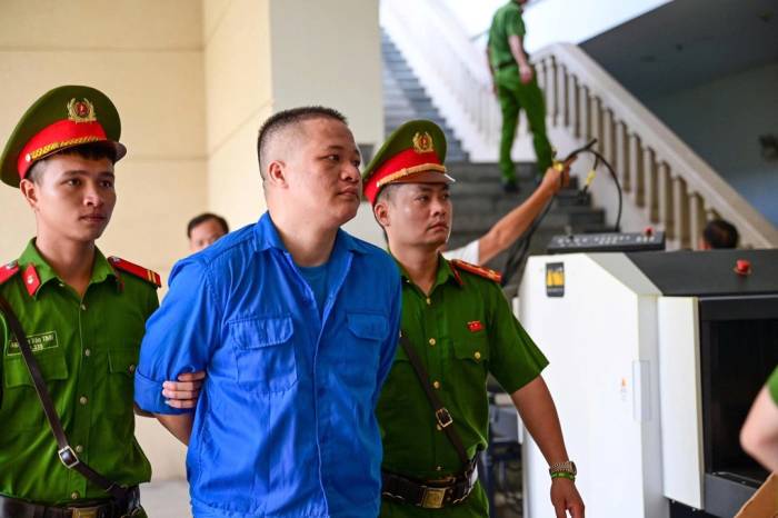 Bị cáo được áp giải đến phiên tòa. Ảnh: Phạm Dự