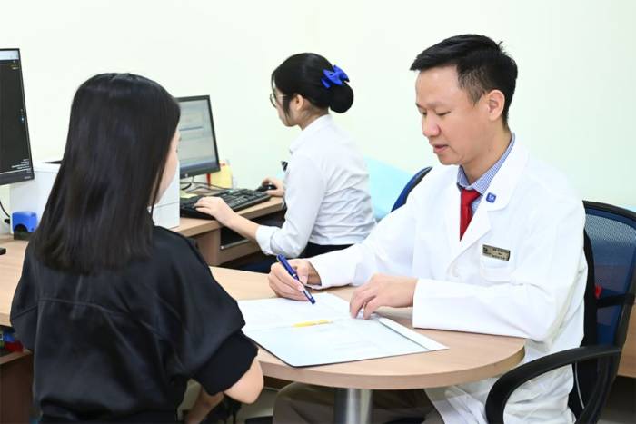Bác sĩ Thạch hỏi các triệu chứng của người bệnh. Ảnh: Bệnh viện Đa khoa Tâm Anh