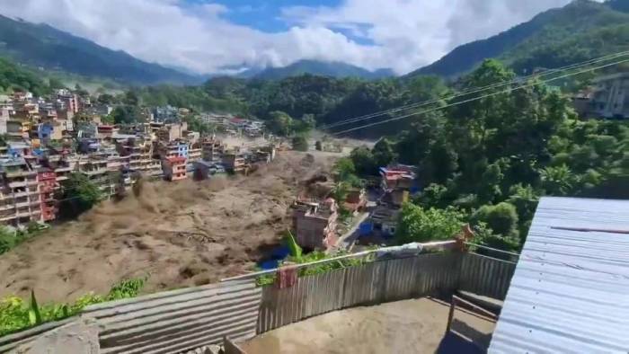 Lũ quét cuốn phăng cầu ở Nepal