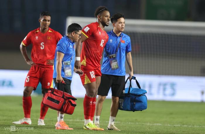 Tiền đạo Nguyễn Xuân Son (12) rời sân vì chấn thương ở phút 60 trong trận Việt Nam thắng Philippines 1-0 ở lượt đầu bảng B hạng Nhất FIFA ASEAN Cup 2026 trên sân Si Jalak Harupat, thành phố Bandung, Indonesia tối 26/9/2026. Ảnh: Đức Đồng