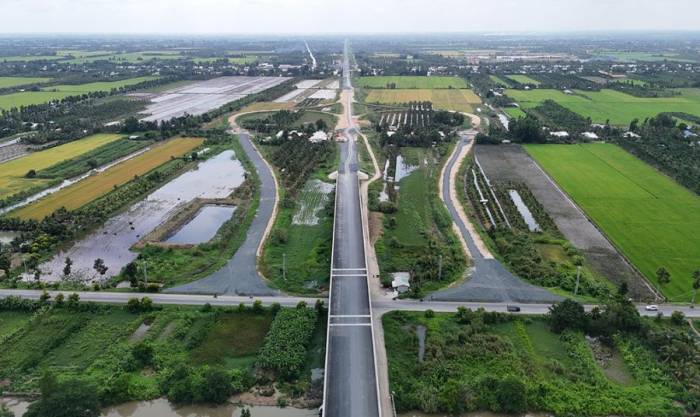 Thi công tại nút giao cao tốc Châu Đốc - Cần Thơ - Sóc Trăng với quốc lộ 61C. Ảnh: An Bình