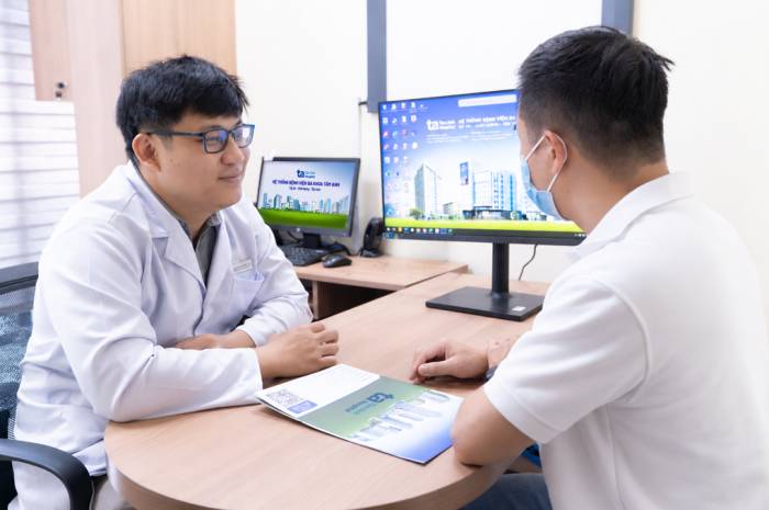 Bác sĩ Nghĩa khám cho người bệnh phổi. Ảnh: Bệnh viện Đa khoa Tâm Anh