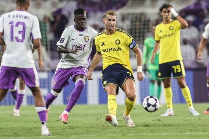 Ronaldo chuyền bóng trong trận Al Nassr thua Al Ain 0-4 ở vòng phân hạng AFC Champions League tối 15/9, ở Al Ain, UAE. Ảnh: AFP