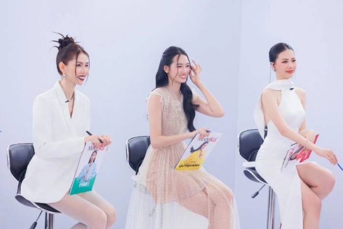 Ba huấn luyện viên của chương trình, từ trái qua gồm TyhD, Quỳnh Anh, Bùi Quỳnh Hoa.