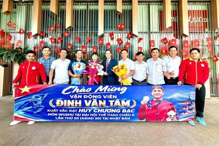 Đinh Văn Tâm được lãnh đạo Sở Văn hóa, Thể thao và Du lịch tỉnh Quảng Ngãi đón tại sân bay. Ảnh: Quốc Anh