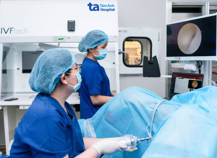 Bác sĩ nội soi buồng tử cung tìm nguyên nhân vô sinh cho chị Thúy. Ảnh: IVF Tâm Anh