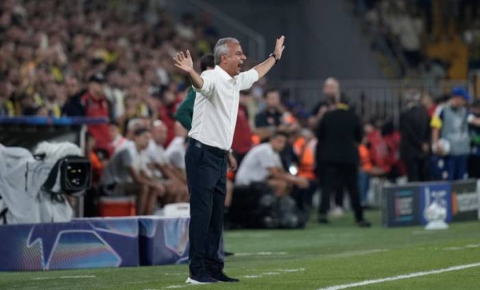 HLV Ismail Kartal chỉ đạo trong trận Fenerbahce hòa Roma 1-1 ở lượt đầu vòng phân hạng Champions League tại Istanbul, Thổ Nhĩ Kỳ ngày 10/9/2026. Ảnh: AP