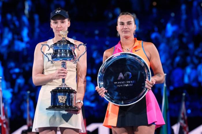 Rybakina (trái) cầm Cup Daphne Akhurst bên cạnh Aryna Sabalenka, sau khi đánh bại đối thủ Belarus ở chung kết đơn nữ Australia Mở rộng, tại Melbourne, Australia ngày 31/1/2026. Ảnh: AP