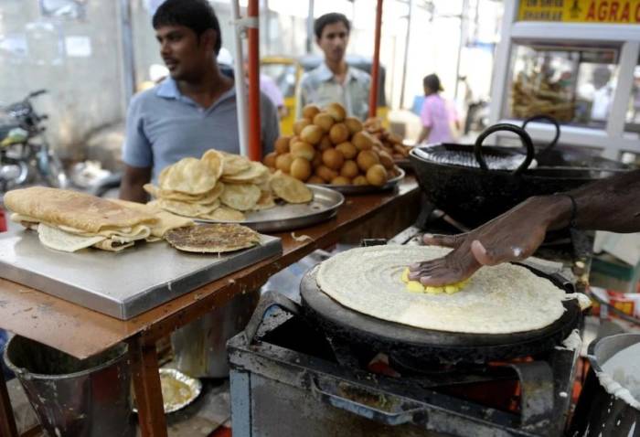 Món masala dosa - một loại bánh crepe lên men phổ biến làm món ăn sáng của người Ấn Độ được chế biến tại một quầy hàng rong ở Hyderabad. Ảnh: AFP