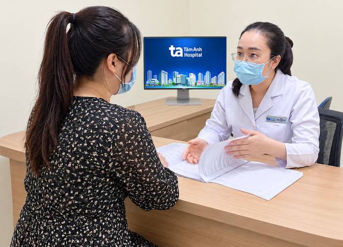Bác sĩ Linh tư vấn điều trị giảm cân cho chị Thảo. Ảnh: Bệnh viện Đa khoa Tâm Anh